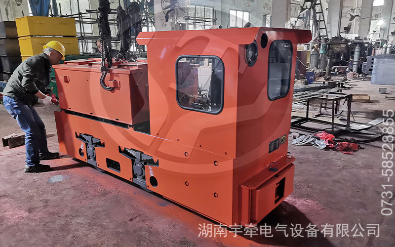 5吨防爆蓄电池电机车发货 2.jpg